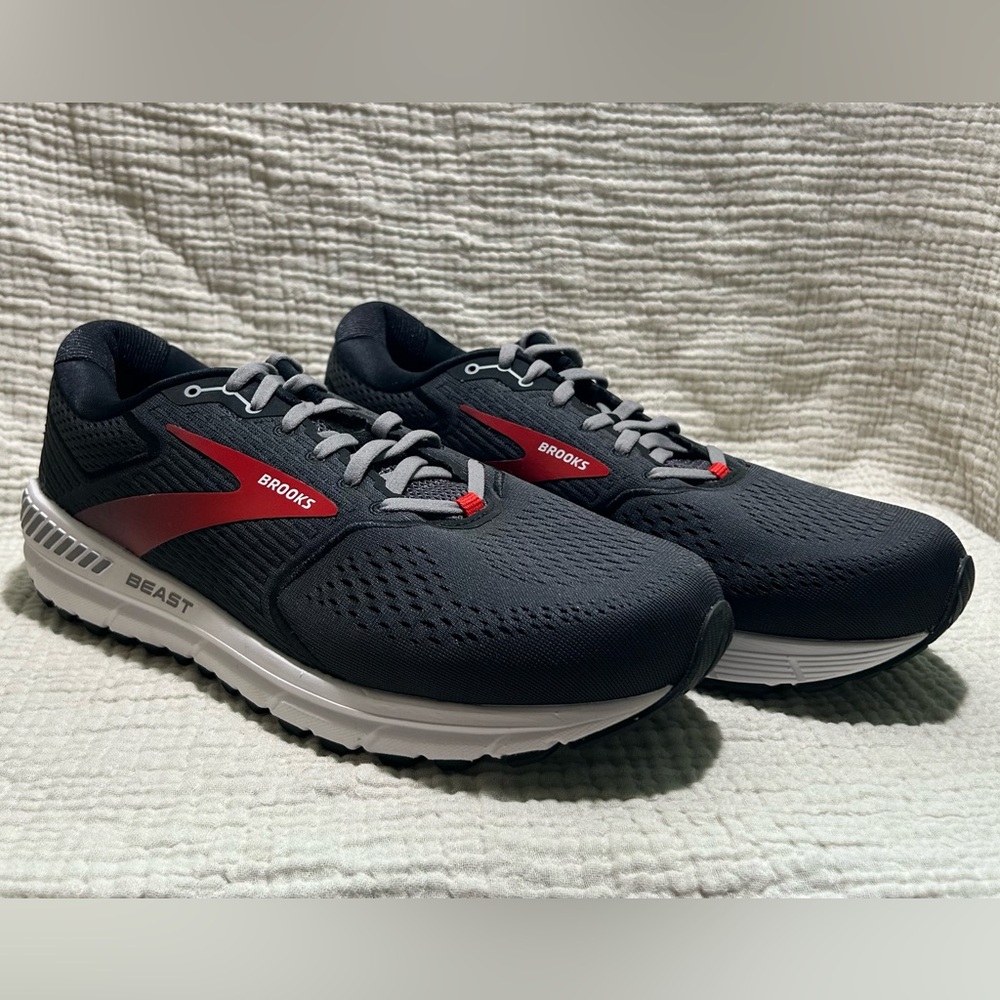 Brand New Men’s Brooks “Beast” sneakers in size 12 Wide